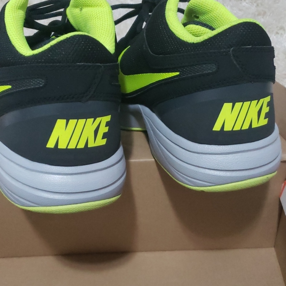 Nike - Picture 4 of 4